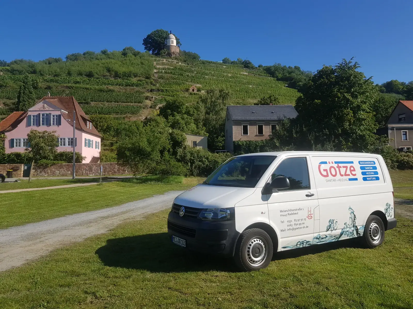 Firmenfahrzeug vor den Radebeuler Weinbergen